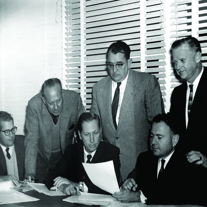 1960(2)_5MenDesk